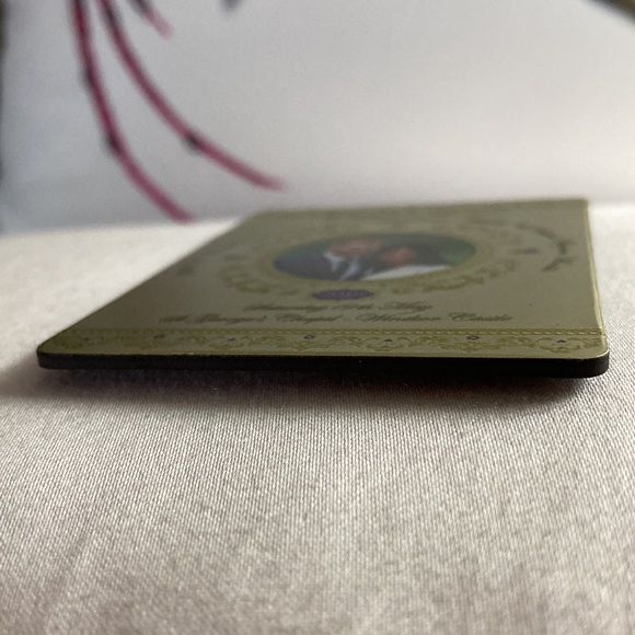 NWT - HRH Prince Harry & Meghan Markle 2018 Royal Wedding Souvenir Foil Magnet - Picture 8 of 9